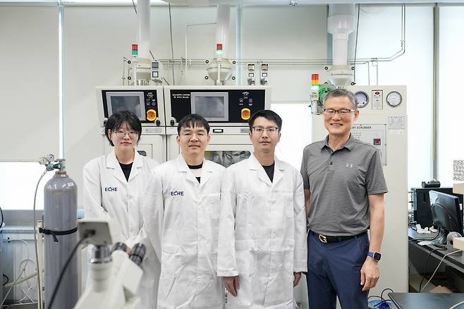 이번 연구를 수행한 UNIST 연구진. 구지원(왼쪽부터) 연구원, 창칭 리 박사, 루난 관 박사, 백종범 교수.[UNIST 제공]