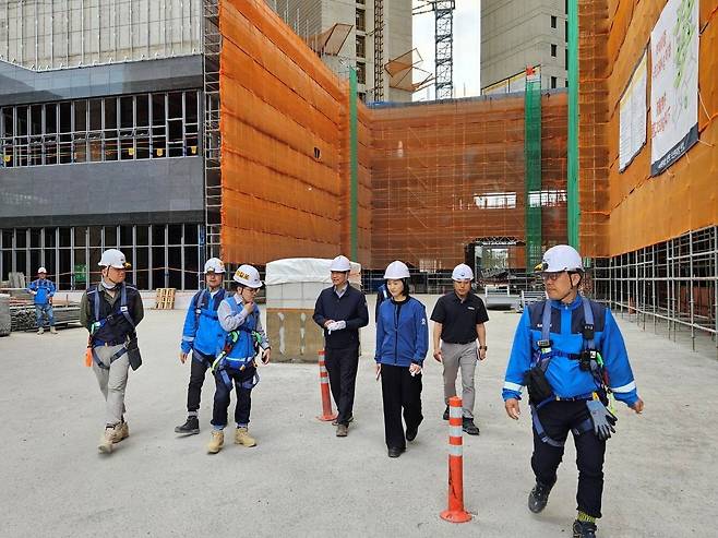 e편한세상 삼천포 오션프라임 현장에서 이길포 DL이앤씨 CSO(앞줄 왼쪽 세번째)와 정원희 고용노동부 진주지청장(우측 세번째)이 현장을 점검하고 있다. [DL이앤씨 제공]