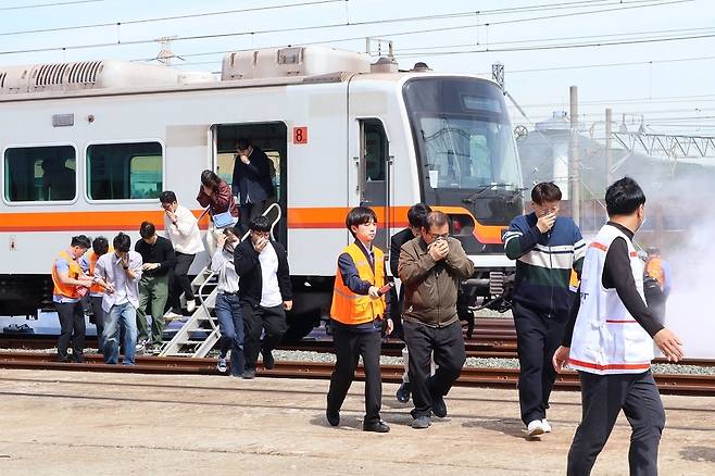 화재 훈련 모습. [부산교통공사 제공]