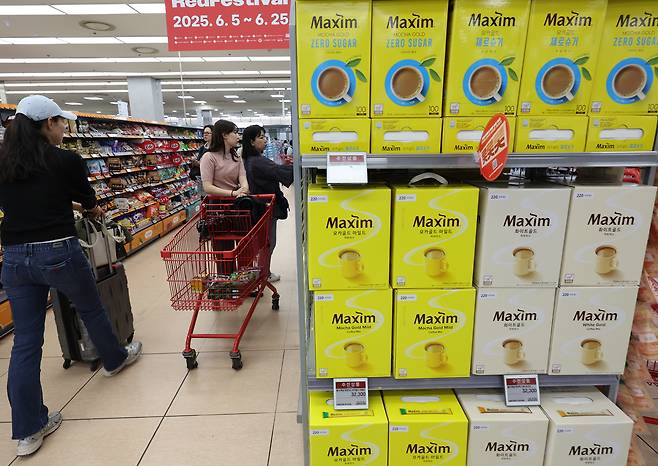 서울 시내 한 대형 마트에 초콜릿, 커피 등이 진열돼 있다. [연합]