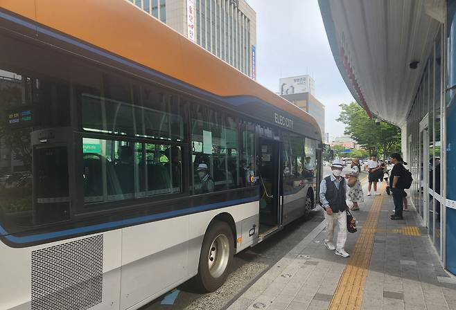 울산시가 시내버스가 운행을 전면 중단하는 사태를 막을 수 있는 근본적인 제도 개선에 나섰다. 사진은 울산시청 앞 버스 정류장 모습.