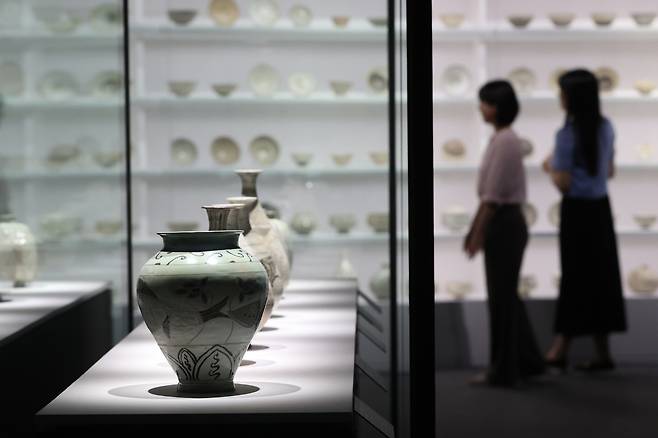 서울 용산구 국립중앙박물관에서 관계자들이 조선 건국 후 200여 년간 우리 역사상 가장 다양하게 공존했던 도자들을 둘러보고 있다. [연합]