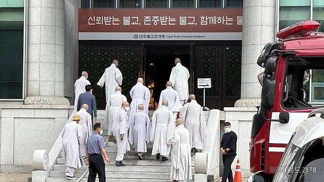 10일 오전 10시 22분께 서울 종로구 수송동 조계사 내 건물에서 발생한 불이 약 1시간 40분 만에 꺼졌다. 박연수 수습기자