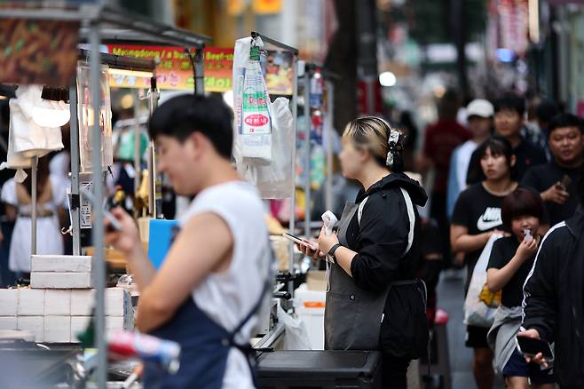 서울 중구 명동 거리에 나온 시민들 모습. [연합]