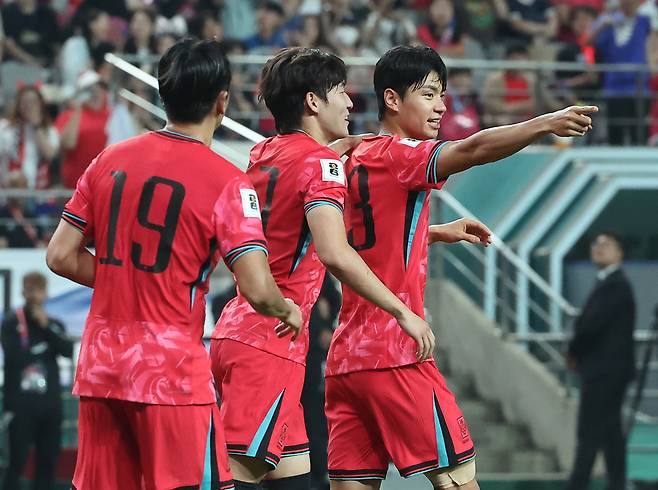 전진우(오른쪽)가 10일 서울월드컵경기장에서 열린 2026 북중미 월드컵 아시아 3차 예선 최종전에서 선제골을 터뜨린 뒤 기뻐하고 있다. [연합]