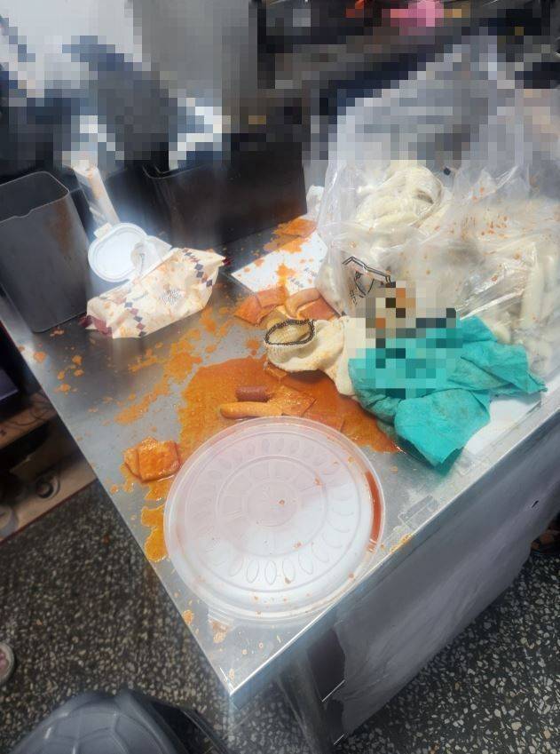 [서울=뉴시스] 고객이 던진 떡볶이 흔적으로 보이는 사진.(사진=아프니까 사장이다 갈무리) *재판매 및 DB 금지