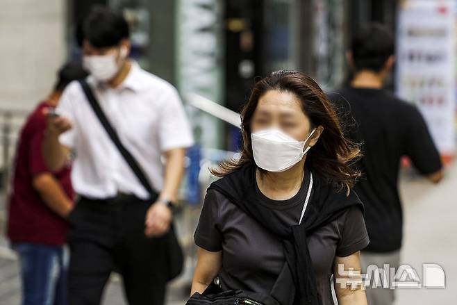 [서울=뉴시스] 정병혁 기자=코로나19 재유행으로 인한 환자가 증가하고 있는 가운데 22일 서울 중구 명동거리에서 마스크를 쓴 시민들이 이동하고 있다. 2024.08.22. jhope@newsis.com