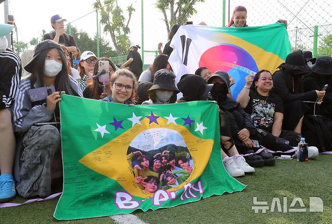 [춘천=뉴시스] 김혜진 기자 = 그룹 방탄소년단(BTS) 뷔와 RM이 전역을 앞둔 10일 오전 강원 춘천시 한 부대 인근에서 팬들이 전역인사를 기다리고 있다. 2025.06.10. jini@newsis.com