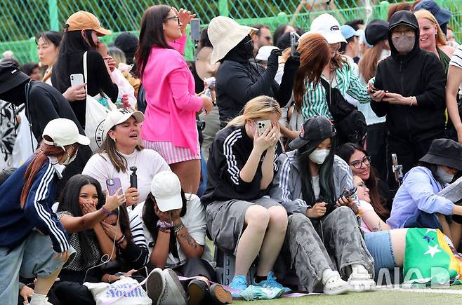 [춘천=뉴시스] 김혜진 기자 = 10일 오전 강원 춘천시 한 부대 인근에서 방탄소년단(BTS) 뷔와 RM이 전역 인사를 마치고 퇴장하자 팬들이 눈물을 흘리고 있다. 2025.06.10. jini@newsis.com