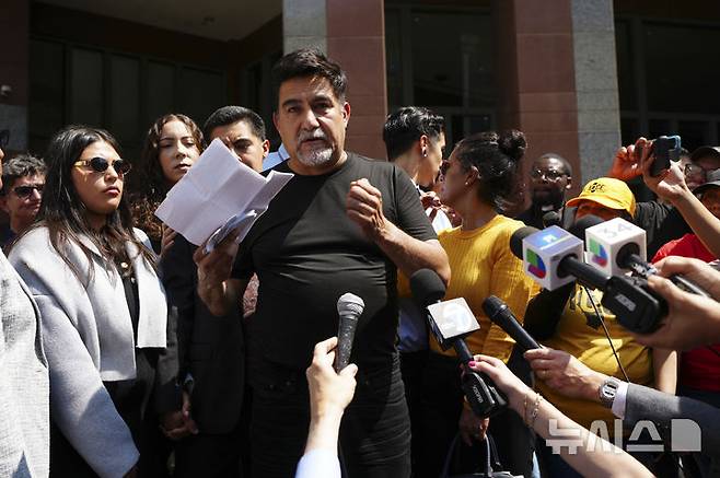 [로스앤젤레스=AP/뉴시스]미 서비스노동자국제노동조합(SEIU)의 데이비드 우에르타 캘리포니아 지부장이 체포된 것이 로스앤젤레스 시위의 발단이다. 우에르타 지부장이 9일(현지시각) 보석으로 풀여난 직후 기자회견하는 모습. 2025.6.10.