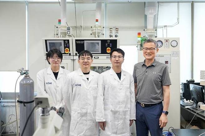 [울산=뉴시스] 구미현 기자 = UNIST 연구진. 사진 우측부터 백종범 교수, 루난 관 박사(제1저자), 창칭 리 박사(제1저자), 구지원 연구원(제1저자) photo@newsis.com *재판매 및 DB 금지