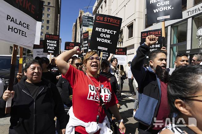 [샌프란시스코=AP/뉴시스] 2일(현지시각) 미 캘리포니아주 샌프란시스코 유니언 광장에서 호텔 직원과 그 지지자들이 구호를 외치며 행진하고 있다. 미국 호텔 노조 '유나이티드 히어' 소속 노동자들이 노동절 연휴 기간 임금 인상 등을 요구하며 3일간의 파업에 나섰다. 2024.09.03.