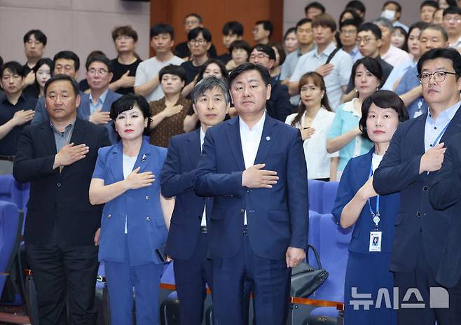 [전주=뉴시스] 10일 전북특별자치도청 공연장에서 열린 6월 소통의 날 행사에 김관영 전북특별자치도지사와 명사로 초청된 김재흠 지방공기업평가원 상임이사를 비롯한 청원들이 국민의례를 하고 있다. 2025.06.10 (사진= 전북자치도 제공)  *재판매 및 DB 금지