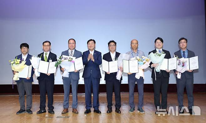 [전주=뉴시스] 김관영 전북특별자치도지사는 10일 전북도청 공연장에서 열린 6월 소통의 날 행사에서 전북자치도(총무과)가 국가기록관리 분야 우수기관으로 선정돼 대통령 기관표창 수여 및 도정현안을 적극적으로 추진해 우수한 성과를 거둔 부서에 혁신도정상을 시상하고 기념촬영을 하고 있다. 2025.06.10 (사진= 전북자치도 제공) *재판매 및 DB 금지