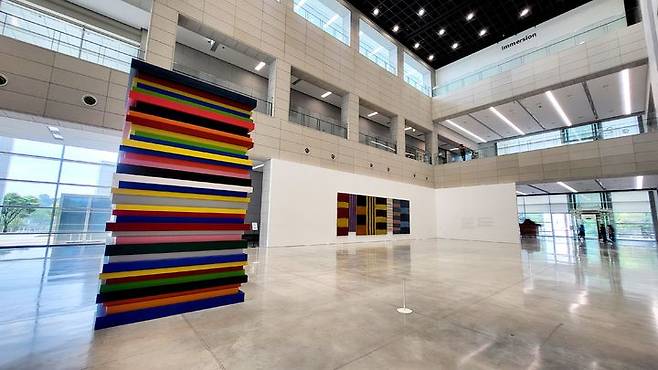 [사진=박현주 미술전문기자] 대구미술관 1층에 선보인 션 스컬리 조각 'DAEGU STACK' 전시 전경.  *재판매 및 DB 금지