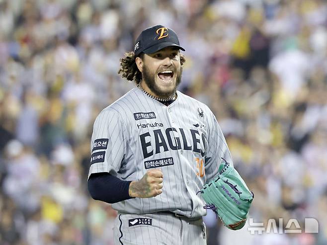 [서울=뉴시스] 김명년 기자 = 28일 서울 송파구 잠실야구장에서 열린 2025 KBO리그 한화 이글스와 LG 트윈스의 경기, 6회말 한화 선발 폰세가 이닝을 마치고 포효하고 있다. 2025.05.28. kmn@newsis.com