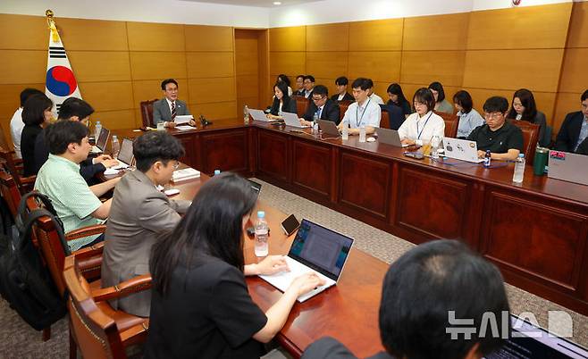[서울=뉴시스] 김명원 기자 = 김민석 국무총리 후보자가 10일 오전 서울 종로구 통의동 금융감독연수원에 마련된 인사청문회 준비단 사무실에서 출입기자들과 간담회를 하고 있다. (공동취재) 2025.06.10 photo@newsis.com