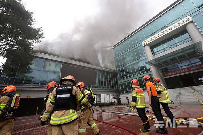 [서울=뉴시스] 홍효식 기자 = 10일 서울 종로구 조계사 한국불교역사문화기념관에서 화재가 발생해 소방대원들이 투입하고 있다. 2025.06.10. yesphoto@newsis.com