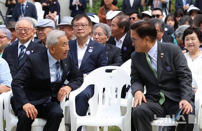 [서울=뉴시스] 김금보 기자 = 우원식(오론쪽) 국회의장과 이재오 민주화운동기념사업회 이사장이 10일 서울 용산구 민주화운동기념관에서 열린 '제38주년 6·10민주항쟁 기념식 및 민주화운동기념관 개관식'에서 대화 하고 있다. 2025.06.09. kgb@newsis.com