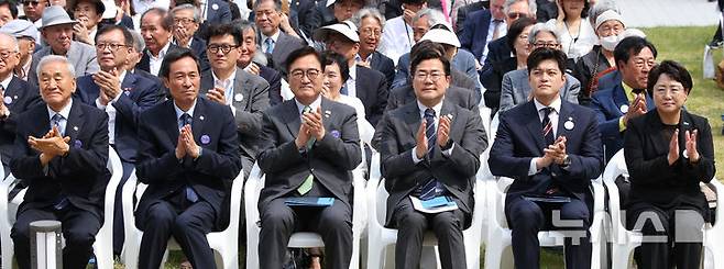 [서울=뉴시스] 김금보 기자 = 이재오(왼쪽부터) 민주화운동기념사업회 이사장, 우상호 정무수석, 우원식 국회의장, 박찬대 더불어민주당 대표 직무대행 겸 원내대표, 김용태 국민의힘 비상대책위원장, 김선민 조국혁신당 대표 권한대행이 10일 서울 용산구 민주화운동기념관에서 열린 '제38주년 6·10민주항쟁 기념식 및 민주화운동기념관 개관식'에 참석해 있다. 2025.06.09. kgb@newsis.com