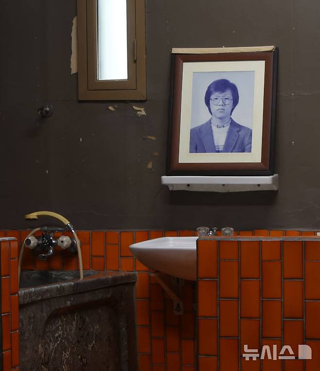 [서울=뉴시스] 김금보 기자 = 10일 서울 용산구 옛 남영동 대공분실을 새단장한 민주화운동기념관이 개관했다. 사진은 박종철 조사실. 2025.06.10. kgb@newsis.com