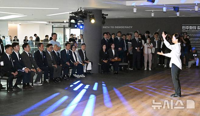 [서울=뉴시스] 김금보 기자 = 우원식 국회의장이 10일 서울 용산구 민주화운동기념관에서 열린 '제38주년 6·10민주항쟁 기념식 및 민주화운동기념관 개관식'을 마친 뒤 전시를 살펴보며 박수를 치고 있다. (공동취재) 2025.06.10. photo@newsis.com