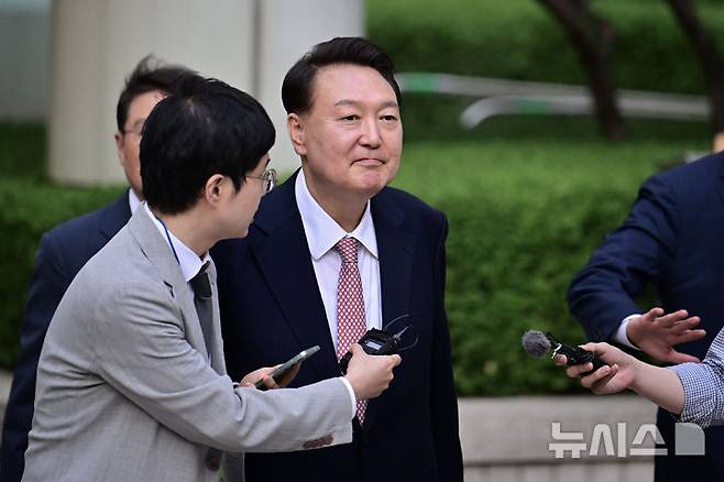 [서울=뉴시스] 사진공동취재단 = 윤석열 전 대통령이 9일 오후 서울 서초구 중앙지방법원에서 열린 내란 우두머리 혐의, 직권남용 권리행사방해 혐의 사건 6차 공판을 마친 후 취재진의 질문을 받으며 법원을 나서고 있다. 2025.06.09. photo@newsis.com