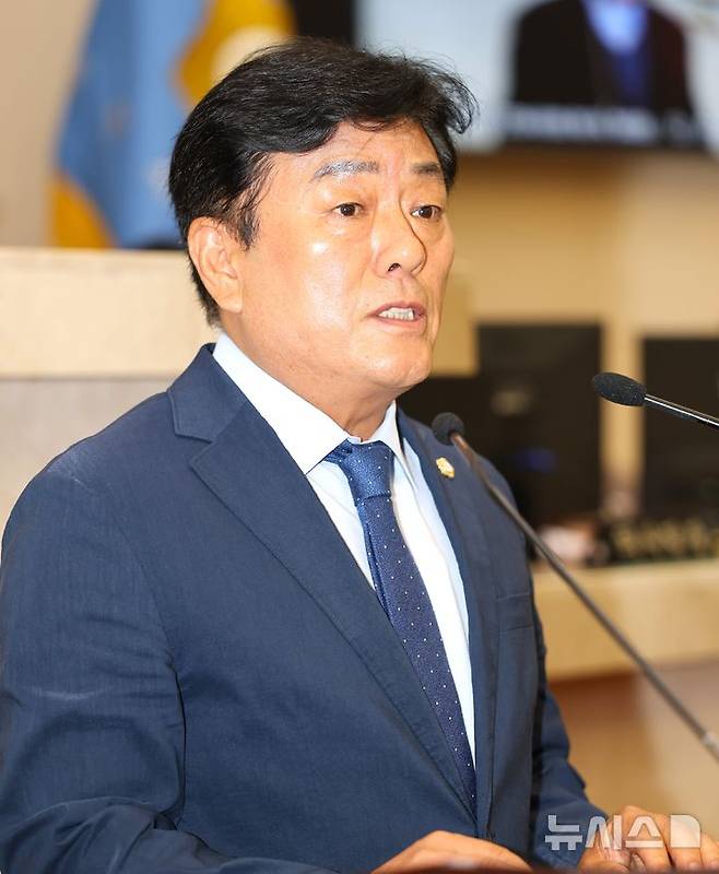 [포항=뉴시스] 송종욱 기자 = 더불어민주당 김만호 포항시의회 의원(우창·용흥동)은 10일 제324회 포항시의회 정례회에서 5분 자유발언을 통해 지역 학생들의 등하교 편의를 위해 시내버스 노선 개선이 절실하다고 주장했다. 사진은 김 의원의 5분 자유발언 모습. (사진=포항시의회 제공) 2025.06.10. photo@newsis.com