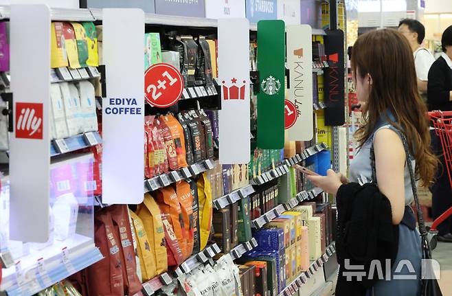 [서울=뉴시스] 황준선 기자 = 9일 서울 시내 한 대형마트에서 소비자들이 커피를 고르고 있다. 2025.06.09. hwang@newsis.com