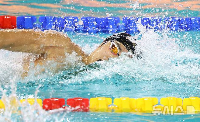 [인천=뉴시스] 황준선 기자 = 24일 인천 미추홀구 문학박태환수영장에서 열린 2024 국제수영연맹 경영 월드컵 2차 인천 대회 남자 자유영 400M 결승전에서 한국 김우민이 역영하고 있다. 2024.10.24. hwang@newsis.com