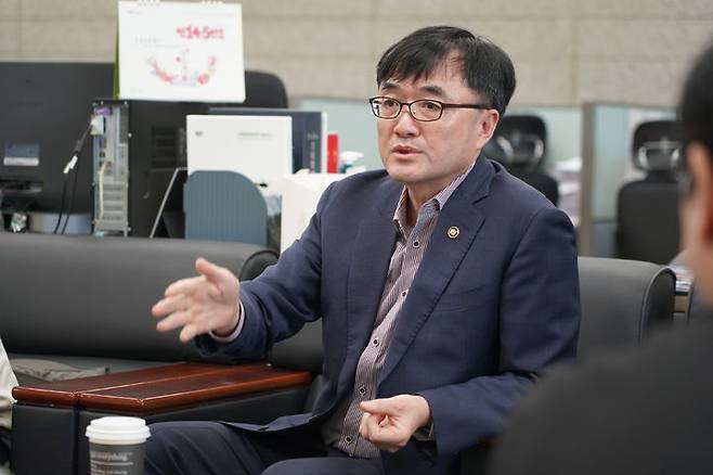 [대전=뉴시스] 5일 임기근 조달청장이 정부대전청사 기자실을 찾아 '2024년 공공조달 수출상담회"에 대해 설명하고 있다.(사진=조달청 제공).2024.11.05 *재판매 및 DB 금지