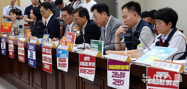 [세종=뉴시스] 강종민 기자 = 10일 세종시 정부세종청사에서 열린 최저임금위원회 4차 전원회의에서 노사 위원들의 좌석 앞에 각자의 주장을 적은 팻말이 붙어 있다. 2025.06.10. ppkjm@newsis.com