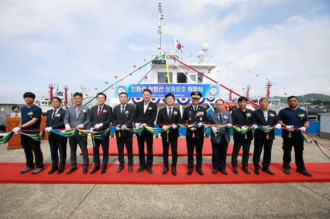 [서산=뉴시스] 대산지방해양수산청이 10일 충남 서산 대산항에서 새 청항선 청해랑호 취항식을 가진 가운데 이날 행사에 참석한 관계자들이 청해랑호 앞에서 기념 테이프를 자르고 있다. (사진=대산지방해양수산청 제공) 2025.06.10. photo@newsis.com *재판매 및 DB 금지