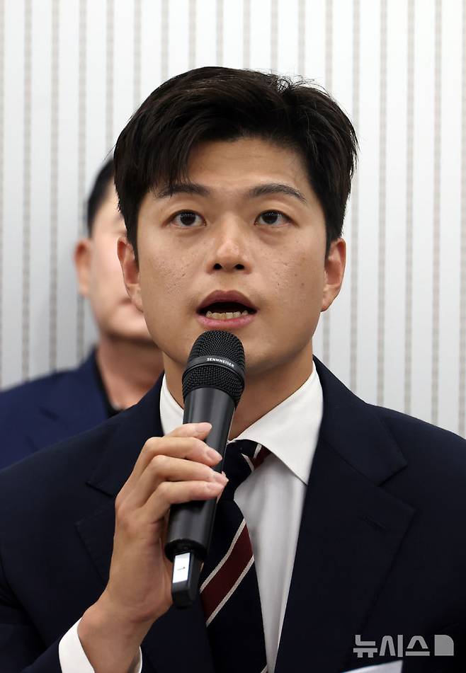 [서울=뉴시스] 고승민 기자 = 김용태 국민의힘 비상대책위원장이 10일 서울 여의도 당사에서 열린 원외당협위원장 간담회에서 발언하고 있다. 2025.06.10. kkssmm99@newsis.com