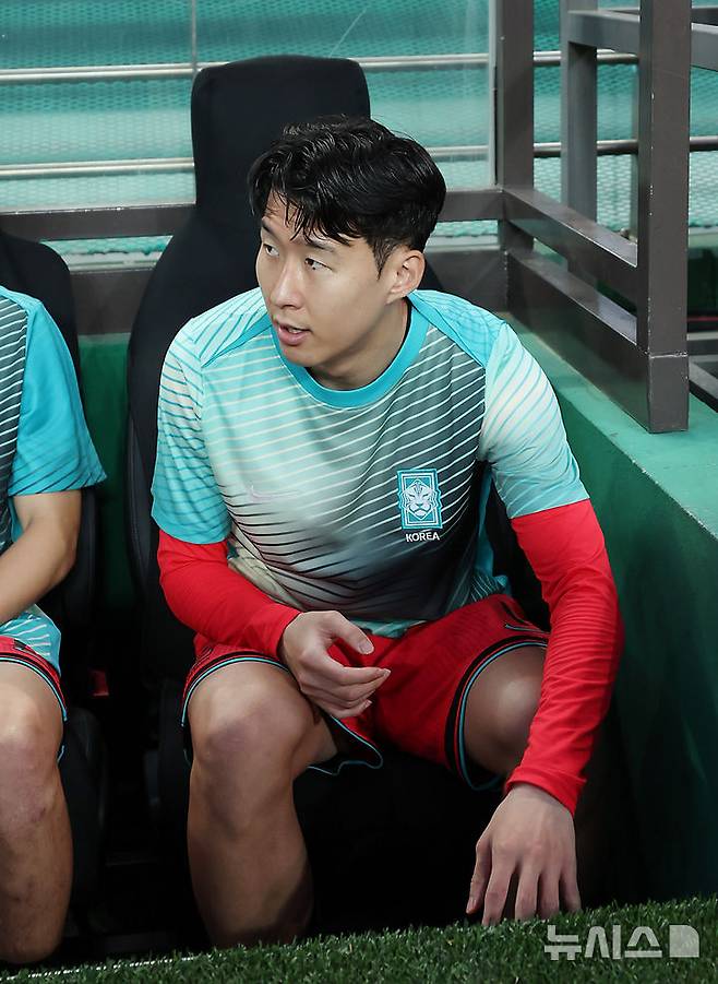 [서울=뉴시스] 김명년 기자 = 10일 서울 마포구 서울월드컵경기장에서 열린 2026 국제축구연맹(FIFA) 북중미월드컵 아시아 3차 예선 한국과 쿠웨이트의 경기 전 손흥민이 벤치에 앉고 있다. 2025.06.10. kmn@newsis.com