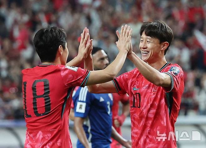 [서울=뉴시스] 김명년 기자 = 10일 서울 마포구 서울월드컵경기장에서 열린 2026 국제축구연맹(FIFA) 북중미월드컵 아시아 3차 예선 한국과 쿠웨이트의 경기, 한국 이재성이 팀의 네 번째 골을 넣은 후 이강인과 기뻐하고 있다. 2025.06.10. kmn@newsis.com