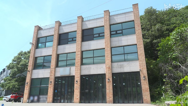 위성락 국가안보실장 배우자가 지난 2011년, 위 실장 보유 경기도 용인시 수지구 땅에 올린 3층 건물. 위 실장은 '노후용 주택'을 짓겠다면서 이 땅을 샀지만, 실제로는 상가 건물을 세웠다.&nbsp; &nbsp;