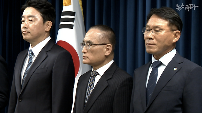 지난 4일, 이재명 대통령의 새 정부 주요 인선 발표 자리에 나온 위성락 국가안보실장(가운데).&nbsp;