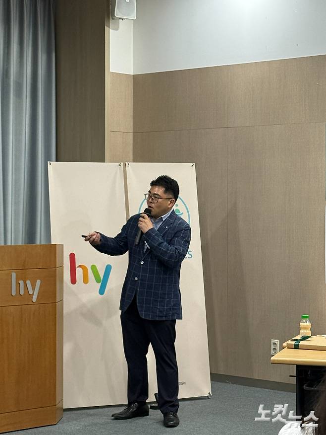 hy 프로바이오틱스 수업에서 열변을 토하고 있는 hy 관계자. 김기용 기자