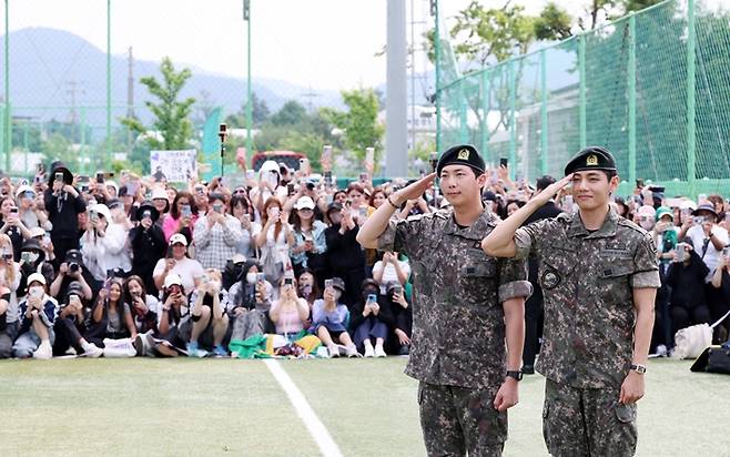 방탄소년단 RM, 뷔의 전역 현장에 많은 팬이 몰린 모습. 연합뉴스