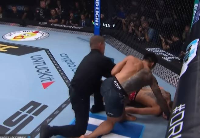 유주상의 펀치를 맞은  대결 상대 제카 사라기가 옥타곤에 쓰러져 있고, 추가 타격을 하는 유주상을 주심이 제지하는 모습. 유튜브 tvN SPORTS 영상 캡처
