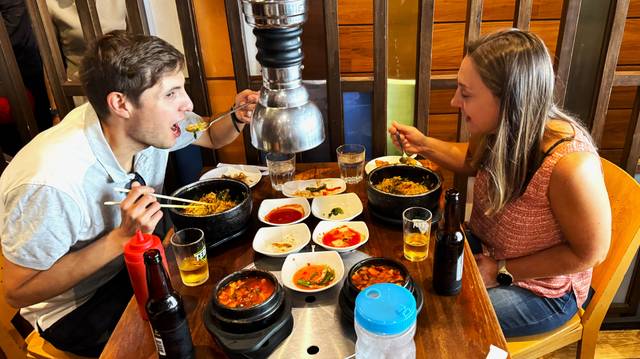 미국에서 쌀에 대한 관심이 커지는 가운데 뉴욕 맨해튼 웨스트 32번가에 있는 한식당 ‘큰집’에서 현지인들이 비빔밥에 순두부찌개를 곁들인 한국 음식을 먹고 있다. 윤미정 aT 미주지역본부장