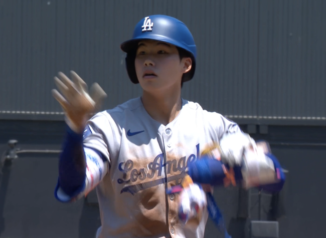 LA 다저스 김혜성이 9일(한국시간) 세인트루이스전에서 2회 2타점 3루타를 치고 덕아웃을 보고선 뒤늦게 세리머니를 하고 있다. /MLBTV 중계 캡쳐