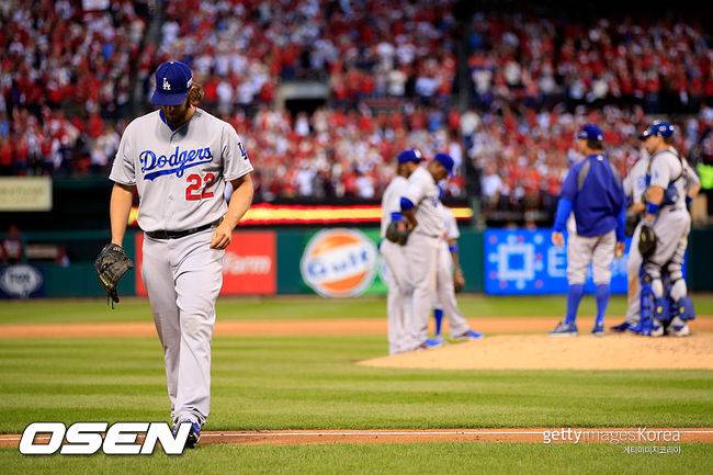 [사진] LA 다저스 클레이튼 커쇼가 2014 NLDS 4차전에서 7회 맷 아담스에게 역전 스리런 홈런을 허용한 뒤 강판되고 있다. ⓒGettyimages(무단전재 및 재배포 금지)