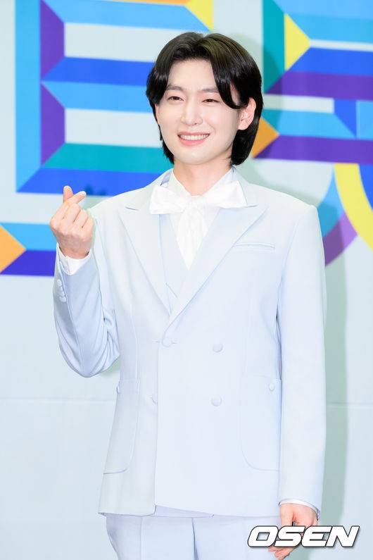 [OSEN=이대선 기자] 24일 스탠포드호텔 서울에서 TV조선 ‘미스터트롯3’ TOP7 기자간담회가 열렸다.'미스터트롯3'은 지난해 12월 19일부터 올해 3월 13일까지 방영됐다. 마지막화 시청률 19.1%를 기록하며 성황리에 종영했다. TOP7의 첫 공식 활동인 '미스터트롯3 갈라쇼' 1회는 시청률 9.7%로 지상파, 종편, 케이블 포함 동시간대 시청률 1위를 기록했다.미스터트롯3 TOP7 김용빈이 포토타임을 가지고 있다. 2025.03.24 / sunday@osen.co.kr