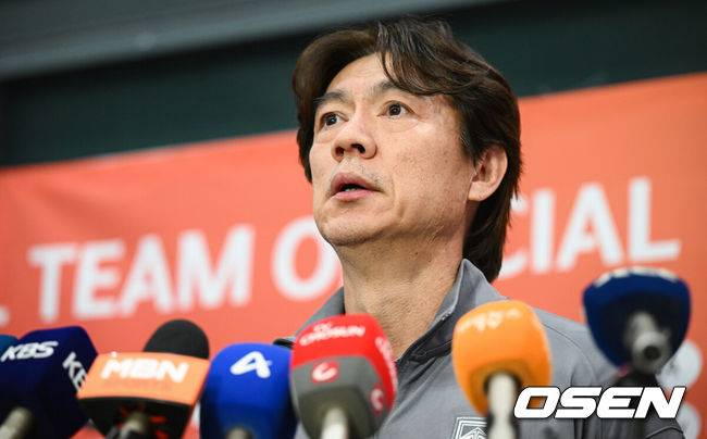 [OSEN=인천공항, 조은정 기자]월드컵 11회 연속 본선 진출에 성공한 한국 축구 국가대표팀이 6일 인천국제공항을 통해 이라크에서 귀국했다.한국은 6일 새벽(한국 시간)&nbsp;이라크 원정서 2-0 승리로 승점 19(5승 4무)점을 확보하면서 월드컵 11회 연속 본선 진출을 확정지었다.축구대표팀 홍명보 감독이 취재진과 인터뷰를 하고 있다.  2025.06.06 /cej@osen.co.kr