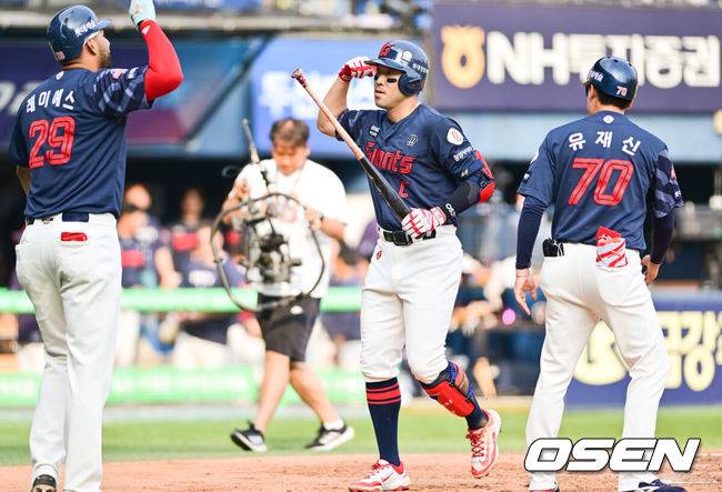 [OSEN=잠실, 박준형 기자] 7일 오후 서울 잠실구장에서 ‘2025 신한 SOL BANK KBO리그’ 두산 베어스와 롯데 자이언츠의 경기가 진행됐다.이날 두산은 최승용을 롯데는 이민석을 선발투수로 내세웠다.3회초 2사 1루 롯데 전준우가 2점 홈런을 날리고 1루 주자 레이예스가 세리머니를 하고 있다    2025.06.07 / soul1014@osen.co.kr