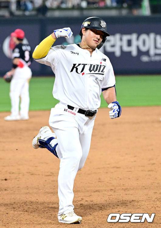 [OSEN=수원, 최규한 기자] 30일 수원 KT위즈파크에서 ‘2025 신한 SOL Bank KBO리그’ KT 위즈와 KIA 타이거즈의 경기가 열렸다.홈팀 KT는 헤이수스, 방문팀 KIA는 김도현을 선발로 내세웠다.5회말 무사 선두타자로 나선 KT 안현민이 달아나는 중월 솔로포를 날리고 그라운드를 돌며 기뻐하고 있다. 2025.05.30 / dreamer@osen.co.kr