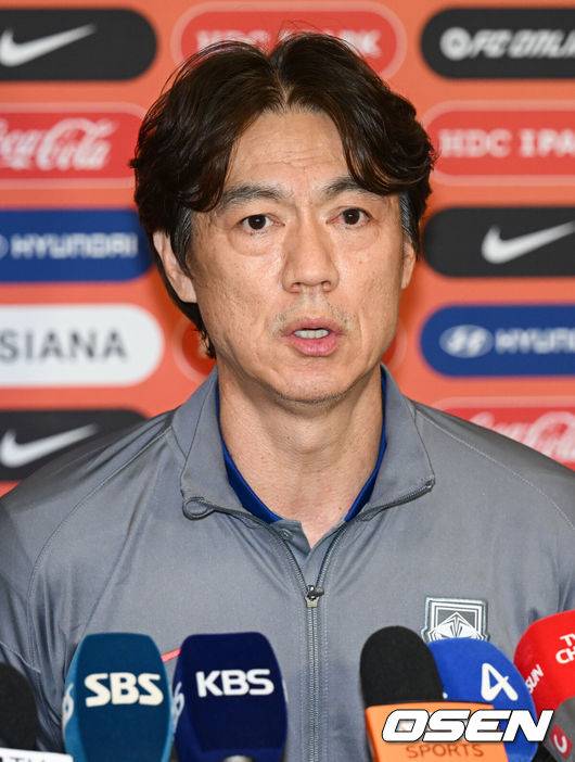 [OSEN=인천공항, 조은정 기자]월드컵 11회 연속 본선 진출에 성공한 한국 축구 국가대표팀이 6일 인천국제공항을 통해 이라크에서 귀국했다.한국은 6일 새벽(한국 시간)&nbsp;이라크 원정서 2-0 승리로 승점 19(5승 4무)점을 확보하면서 월드컵 11회 연속 본선 진출을 확정지었다.축구대표팀 홍명보 감독이 취재진과 인터뷰를 하고 있다.  2025.06.06 /cej@osen.co.kr