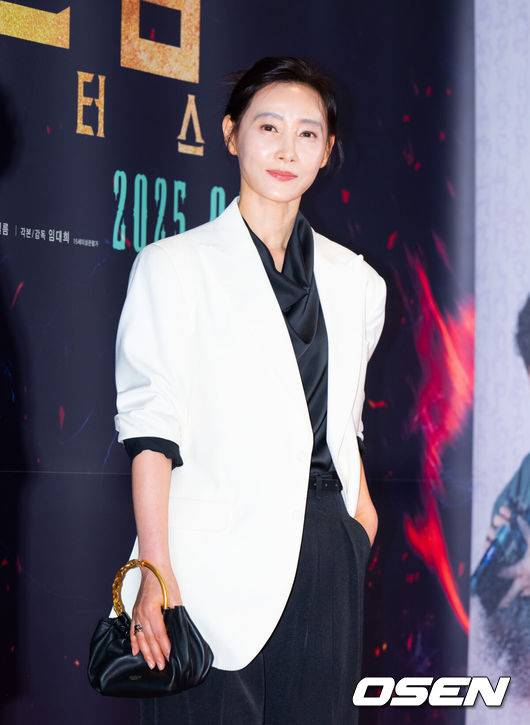 [OSEN=김성락 기자]  21일 서울 잠실 롯데월드타워 롯데시네마에서 영화 '거룩한 밤: 데몬 헌터스'(감독 임대희) VIP 시사회 포토월 행사가 진행됐다.'거룩한 밤: 데몬 헌터스'는 악을 숭배하는 집단에 의해 혼란에 빠진 도시, 특별한 능력을 갖춘 어둠의 해결사 '거룩한 밤' 팀 바우(마동석), 샤론(서현), 김군(이다윗)이 악의 무리를 처단하는 오컬트 액션이다.배우 도지원이 포즈를 취하고 있다. 2025.04.21 / ksl0919@osen.co.kr